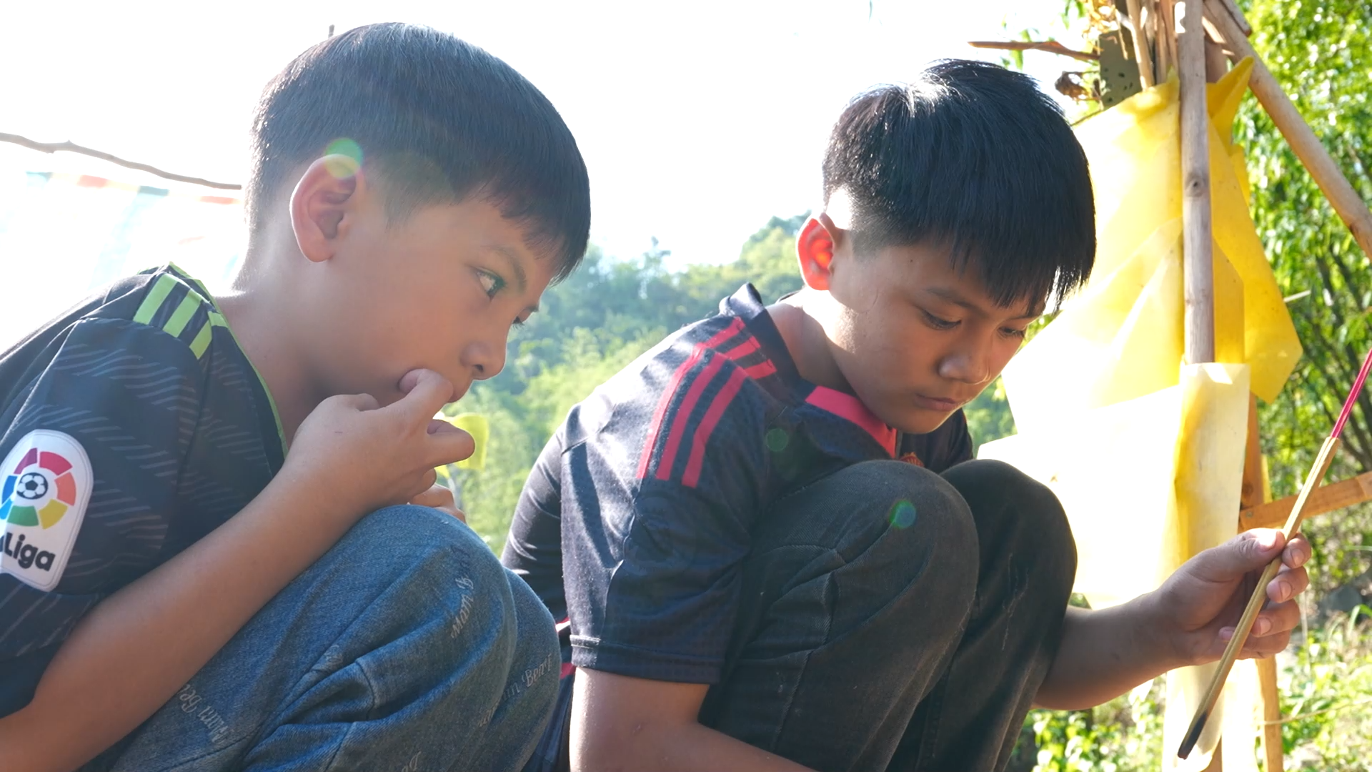 Mồ côi cha, thiếu vắng tình mẹ, hai anh em Duy Quang, Thế Anh chỉ còn biết nương tựa vào vòng tay của bà nội.
