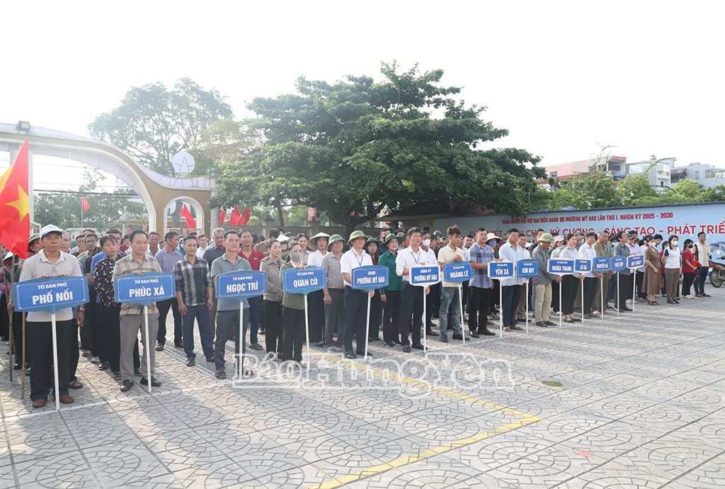 Các đại biểu và người dân tham dự lễ phát động