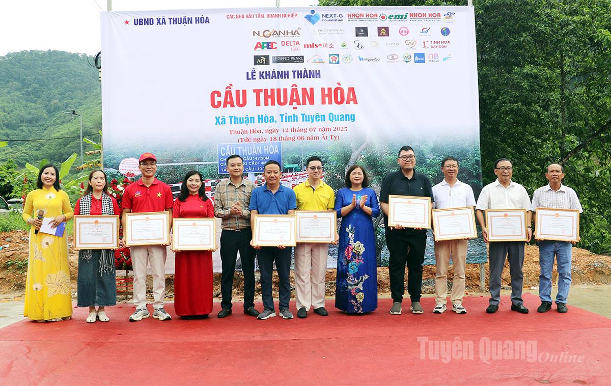  Lãnh đạo xã Thuận Hòa được trao tặng Giấy khen Đơn vị tài trợ tiêu biểu vì cộng đồngcho các đơn vị đã có đóng góp xuất sắc cho công trình cầu.