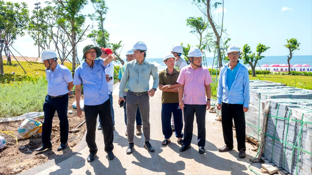 Ông Nguyễn Văn Thọ, Phó Chủ tịch Thường trực UBND TP.Hồ Chí Minh khảo sát dự án chỉnh trang đường Thùy Vân, Bãi Sau, phường Vũng Tàu. 1.jpg