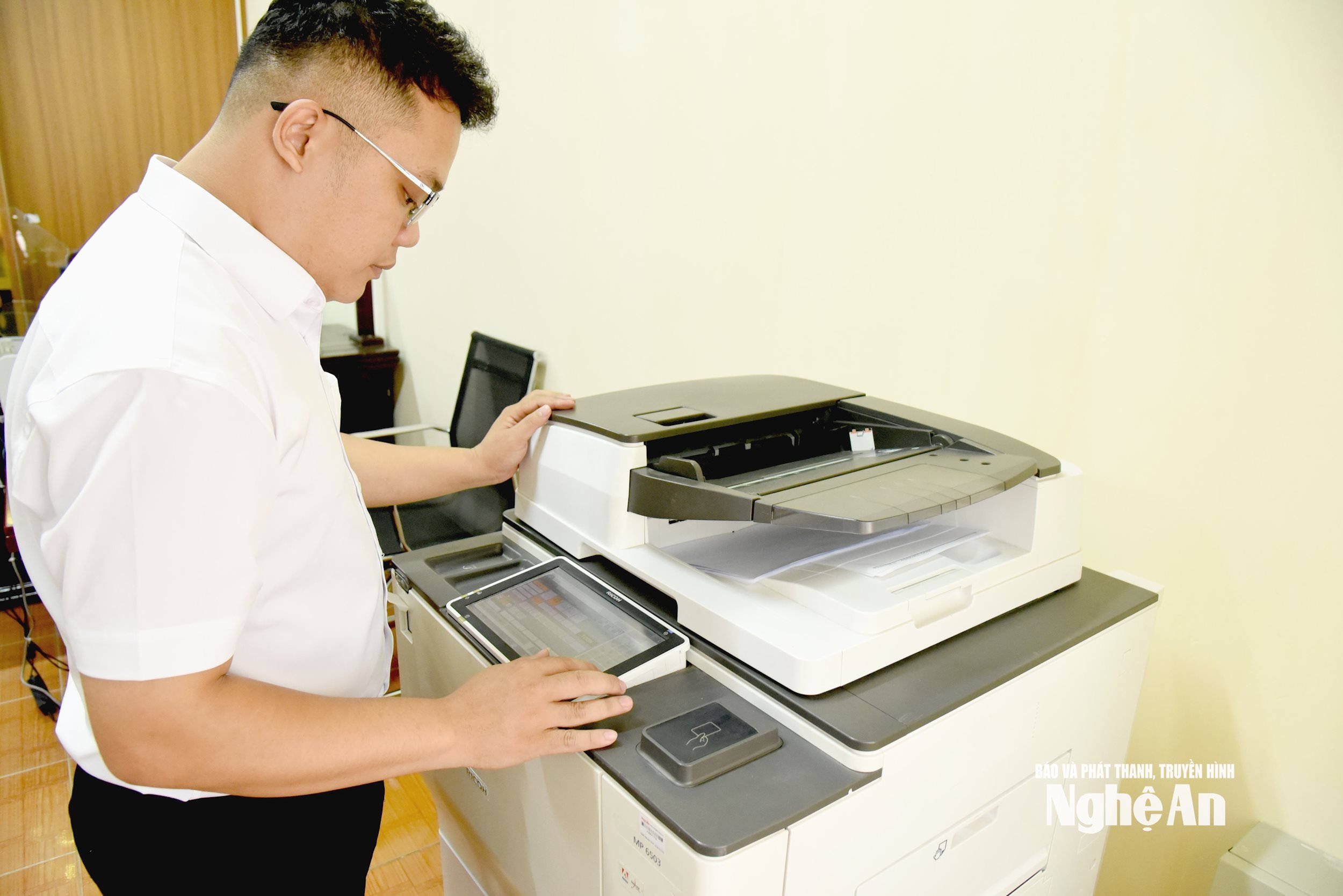 6806Phường Vinh Hưng trang bị thêm máy photocopy phục vụ công tác
