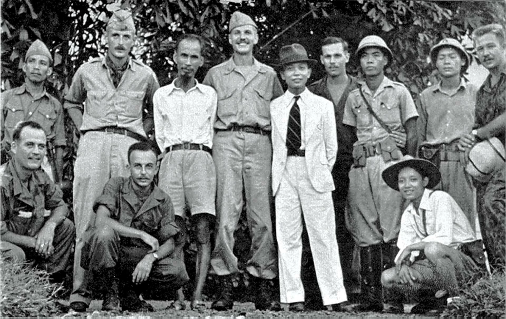 Chủ tịch Hồ Chí Minh, Đại tướng Võ Nguyên Giáp và một số thành viên của đội “Con Nai”, tháng 4/1945.  (Nguồn: Cục Quản lý Hồ sơ và Văn khố quốc gia, Mỹ)