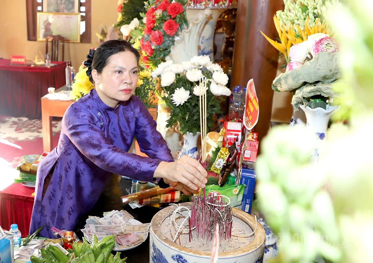 Phó Chủ tịch Ủy ban Trung ương MTTQ Việt Nam Hà Thị Nga thắp hương trước Anh linh Chủ tịch Hồ Chí Minh, Đại tướng Võ Nguyên Giáp và các Anh hùng liệt sĩ tại Đền thờ Điểm cao 468.