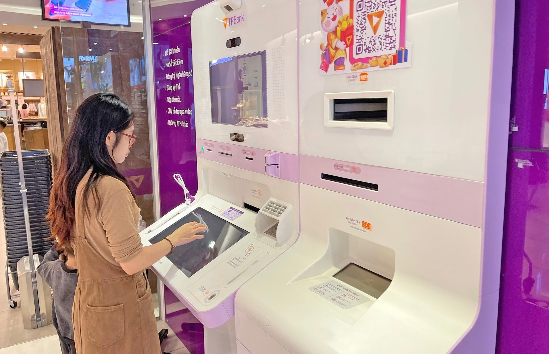 khach-hang-giao-dich-tai-ngan-hang-tu-dong-livebank-cua-ngan-hang-thuong-mai-co-phan-tien-phong..jpg