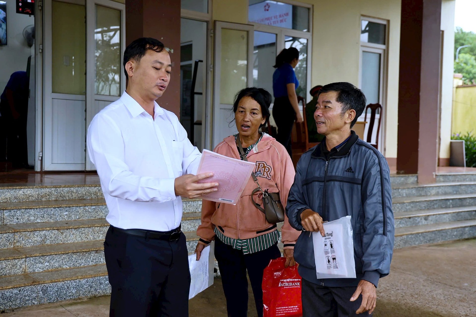 Lãnh đạo Trung tâm hành chính công xã Tuy Đức hướng dẫn người dân làm các thủ tục đất đai