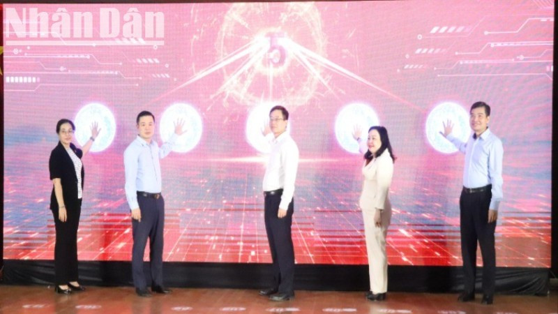 Los líderes provinciales de Dak Lak presionaron el botón para lanzar cuatro plataformas digitales al servicio del gobierno local de dos niveles.