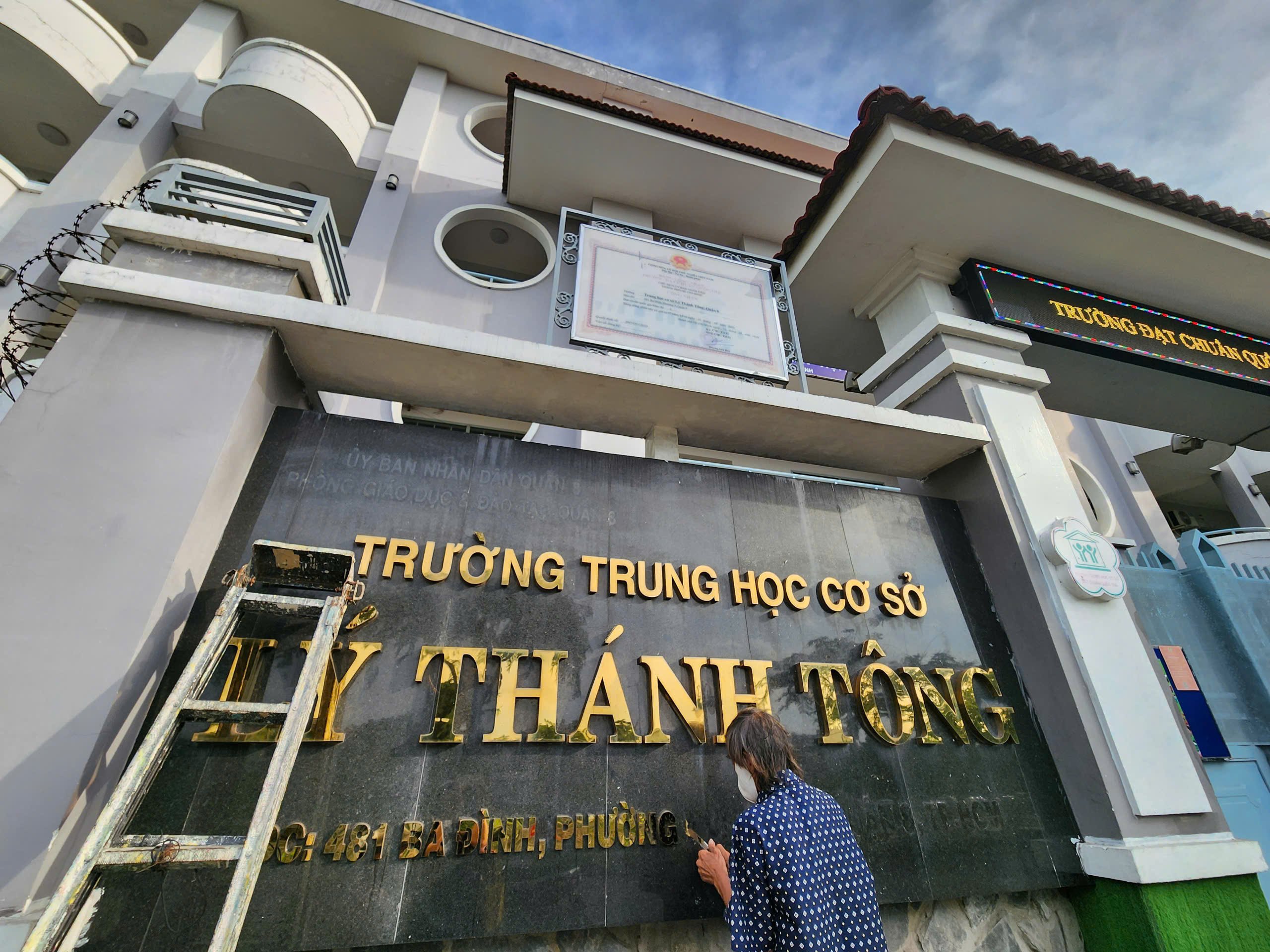 TP.HCM sau sáp nhập: Biển tên trường học 'thay áo mới', cập nhật phường, xã - Ảnh 9.