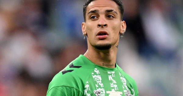 Como bất ngờ nhập cuộc đua giành Antony với Real Betis