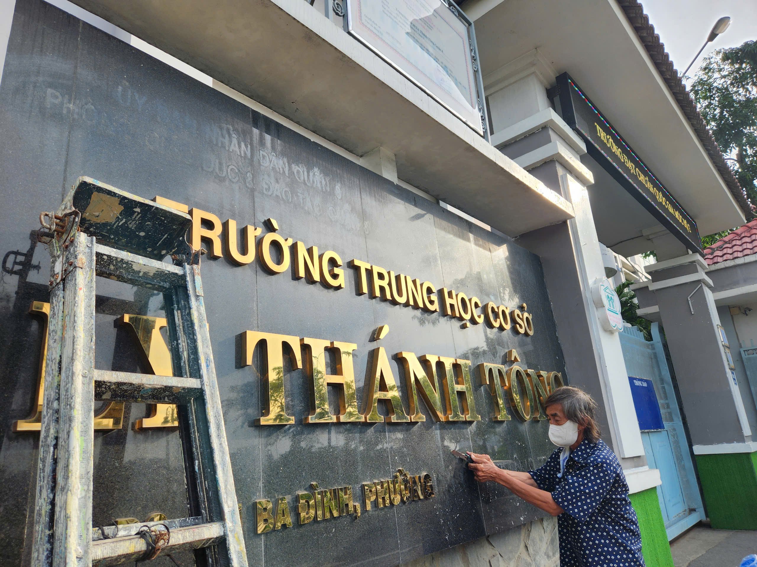 TP.HCM sau sáp nhập: Biển tên trường học 'thay áo mới', cập nhật phường, xã - Ảnh 10.