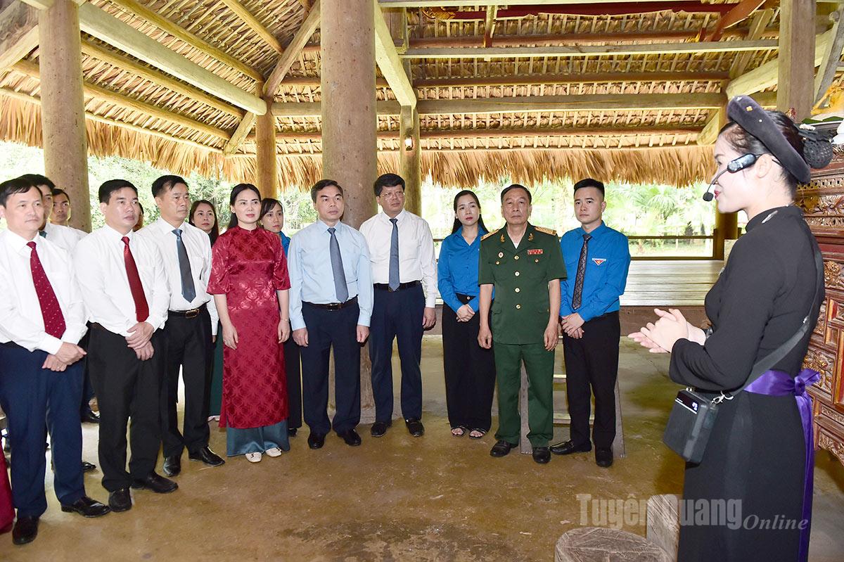 Đoàn công tác Ủy ban MTTQ Việt Nam tỉnh thăm, dâng hương tại đình Tân Trào.