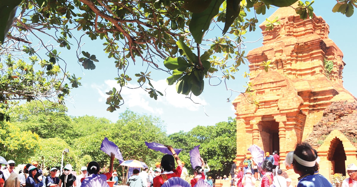 Nhộn nhịp du khách đến tháp Pô Sah Inư