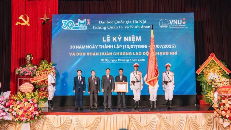 Trường Quản trị và Kinh doanh (HSB), Đại học Quốc gia Hà Nội đón nhận Huân chương Lao động hạng Nhì do Chủ tịch nước trao tặng.
