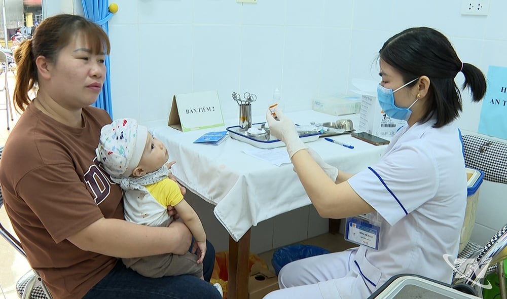 Người dân đến khám và nhận thuốc bảo hiểm y tế tại Trạm Y tế Cẩm Giàng.
