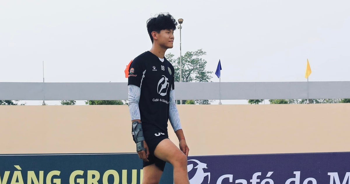 Nearly 2m tall goalkeeper from HAGL plays for Ninh Binh: 'Rough gem' waiting to be polished