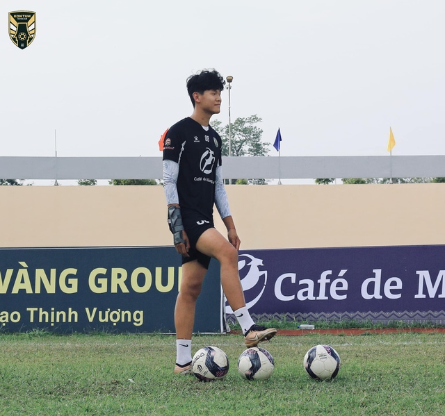 Thủ môn cao gần 2 m của lò HAGL khoác áo Ninh Bình: 'Ngọc thô' chờ được giũa- Ảnh 2.