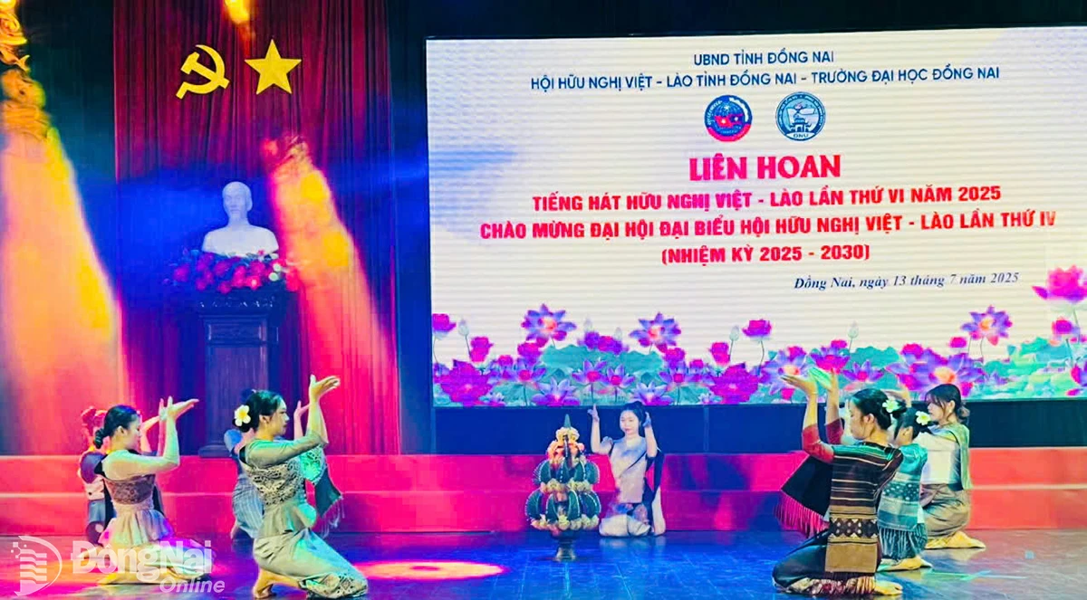 Tiết mục biểu diễn của học sinh Lào tại Đồng Nai. Ảnh: Hiền Vương

