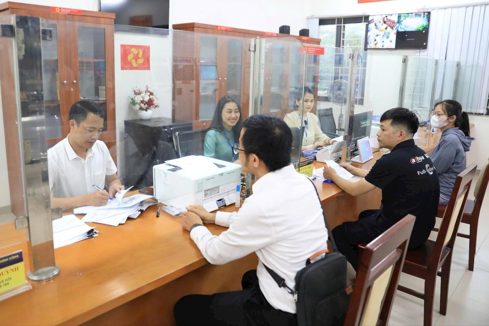 giai-quyet-thu-tuc-cho-nguoi-dan-tai-diem-phuc-vu-hanh-chinh-cong-phuong-duong-noi.-anh-quang-thai(1).jpg