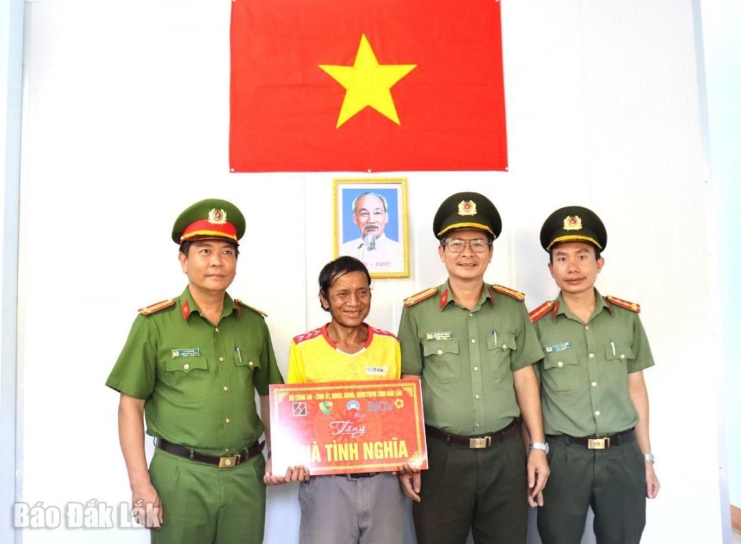 Bàn giao nhà cho hộ nghèo trên địa bàn buôn Ja, xã Hòa Sơn.