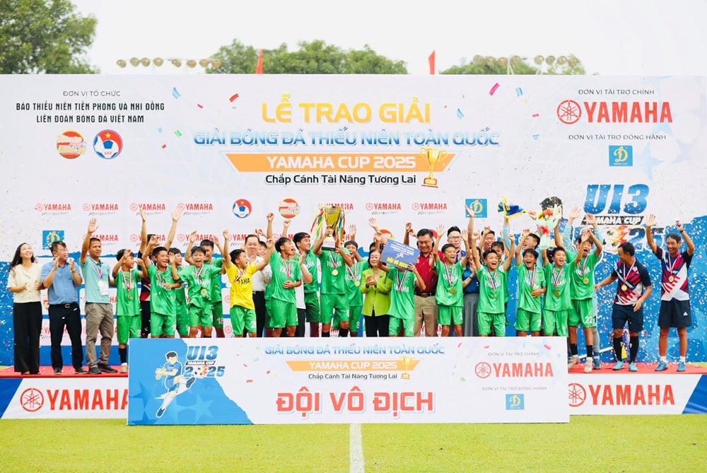 En battant la SLNA, l'équipe U13 de Nam Dinh a remporté le Championnat national de football U13 pour la première fois - photo 1