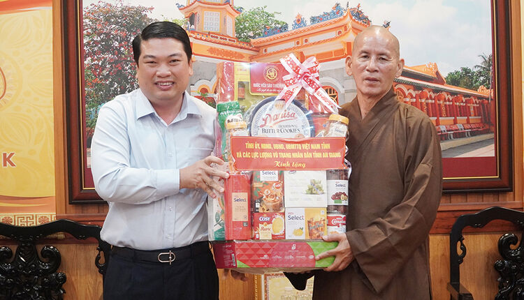 Phó Chủ tịch UBND tỉnh An Giang Lê Trung Hồ thăm các tổ chức tôn giáo trên địa bàn tỉnh