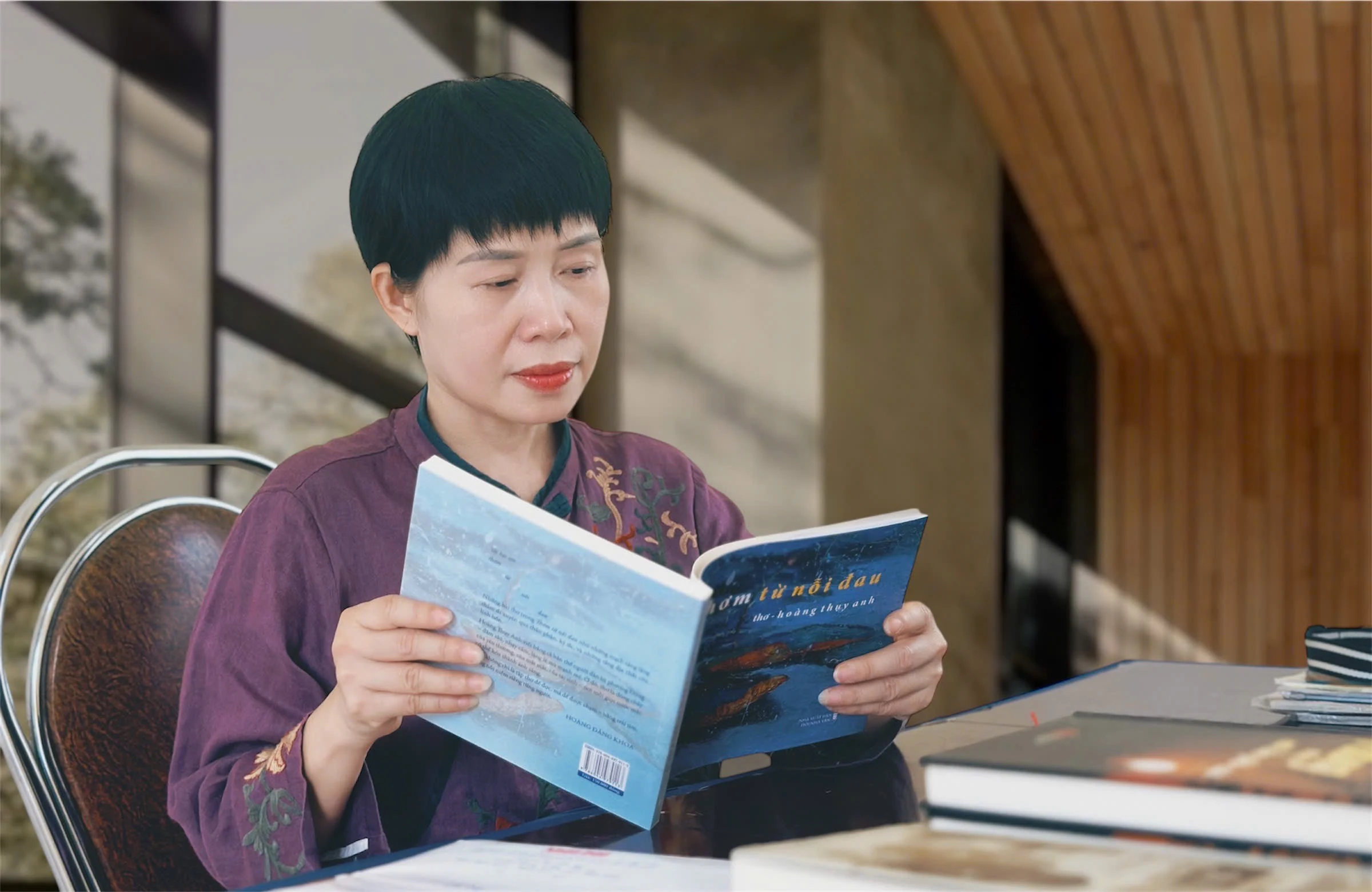 Tập thơ “Thơm từ nỗi đau” của tác giả Hoàng Thụy Anh
