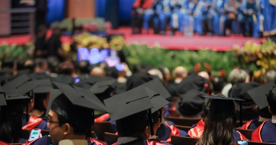 Students majoring in 'high-salary' majors compete to enter prestigious clubs, only 10% are selected