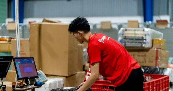 Từ ngày 1-8, hàng nhập khẩu qua chuyển phát nhanh giá trị dưới 1 triệu đồng chịu thuế giá trị gia tăng