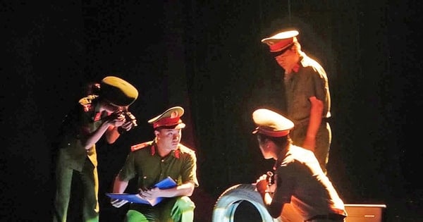 Stage about the image of the People's Police soldier: Close, authentic, moving