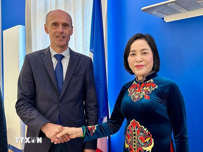 Phó Chủ tịch Quốc hội Nguyễn Thị Thanh gặp và làm việc với ông Olivier Lavenka, Thị trưởng thành phố Provins. (Ảnh: Thu Hà/TTXVN)