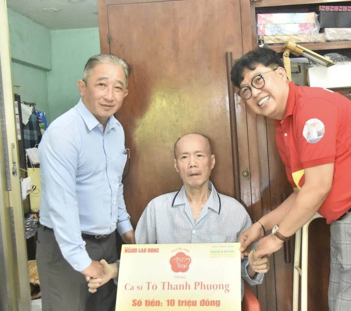 Sau "Mai Vàng tri ân" nhiều ca sĩ, nghệ sĩ, khán giả đã đến thăm Tô Thanh Phương    - Ảnh 1.