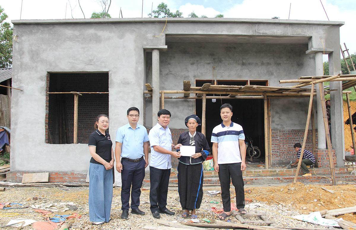 Đồng chí Tổng Biên tập Báo và phát thanh, truyền hình Tuyên Quang trao kinh phí hỗ trợ cho gia đình ông Sùng Già Hủ, dân tộc Nùng, thôn Khuân Trò, xã Trung Sơn.