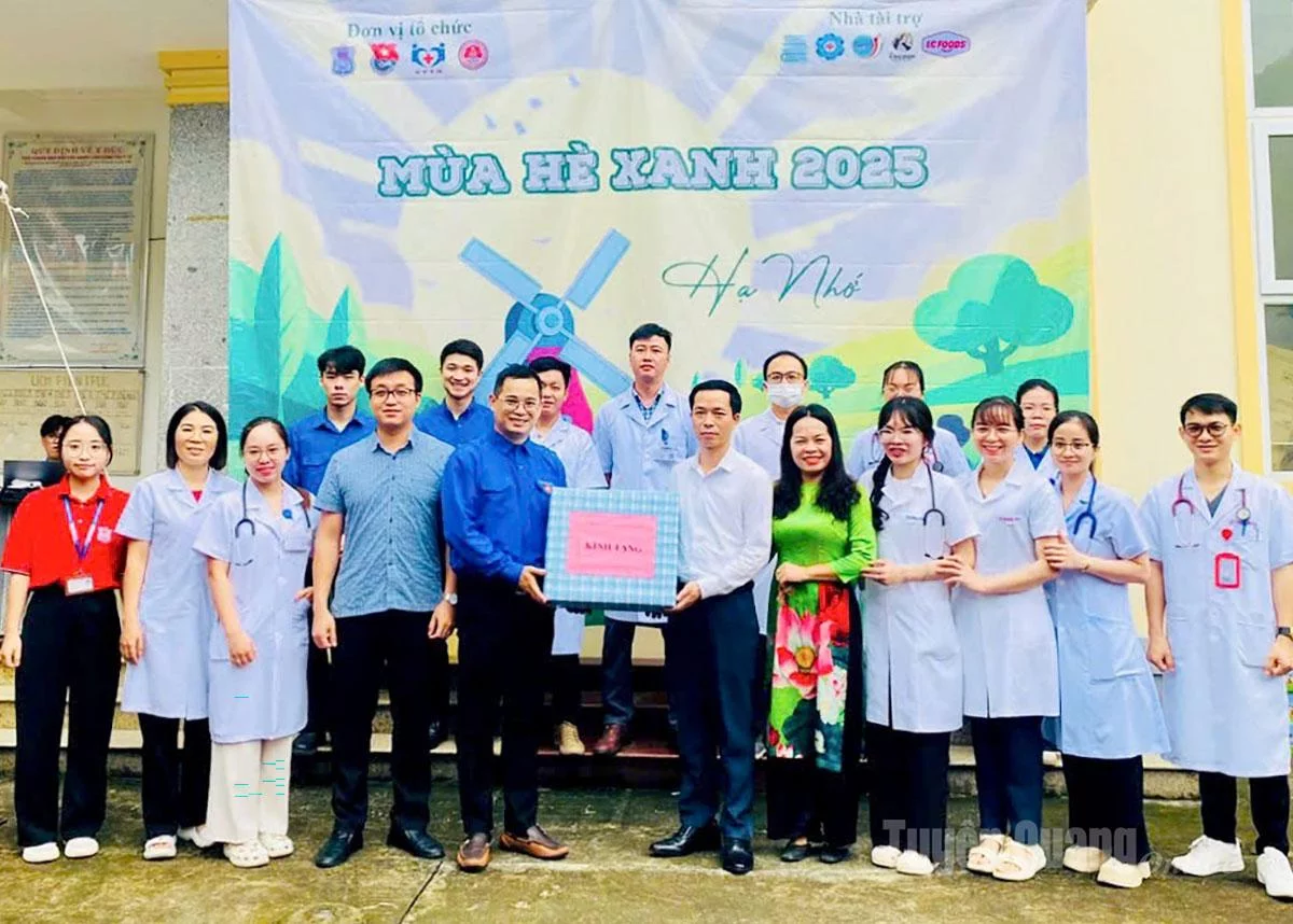 Bệnh viện Đại học Y và Đoàn trường Đại học Y – Hà Nội tặng trang thiết bị y tế cho Trạm Y tế xã Kiến Thiết, tỉnh Tuyên Quang.