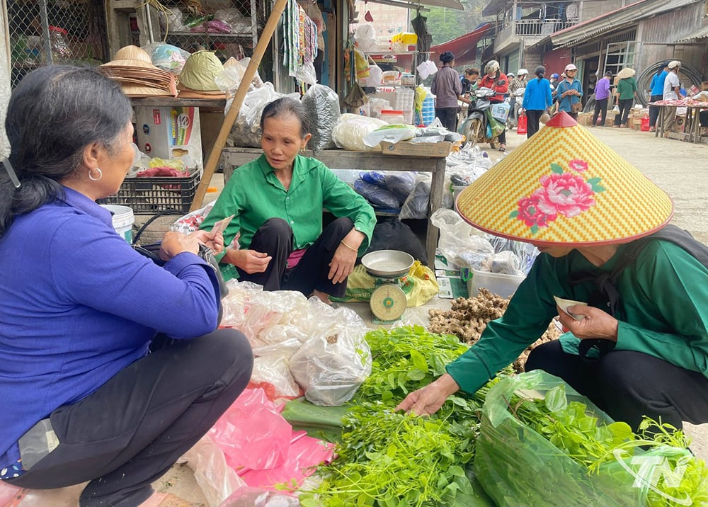 Người dân mang đến chợ phiên nhiều sản vật của núi rừng.