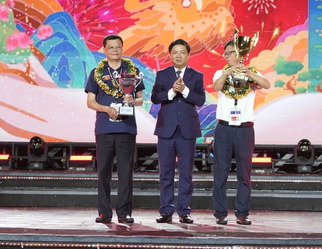 Pháo hoa quốc tế: Trung Quốc bắt trend 'Bắc Bling', Việt Nam gửi thông điệp hòa bình- Ảnh 1.