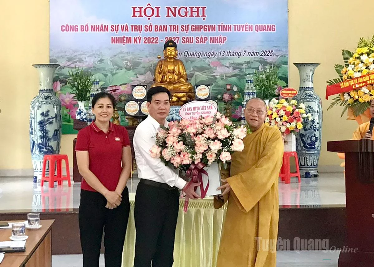 Leaders of the Provincial Fatherland Front Committee presented flowers to congratulate the Executive Committee of the Vietnam Buddhist Sangha in Tuyen Quang province.