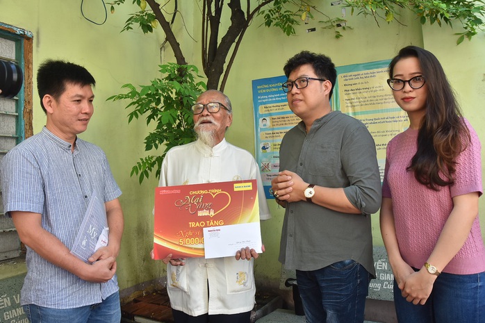 Mai Vàng nhân ái thăm đệ nhất kép lão Hữu Thành và nữ quái kiệt Bo Bo Hoàng - Ảnh 2.