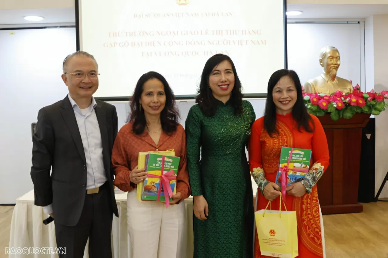 Thứ trưởng Bộ Ngoại giao Lê Thị Thu Hằng gặp gỡ cộng đồng người Việt tại Hà Lan