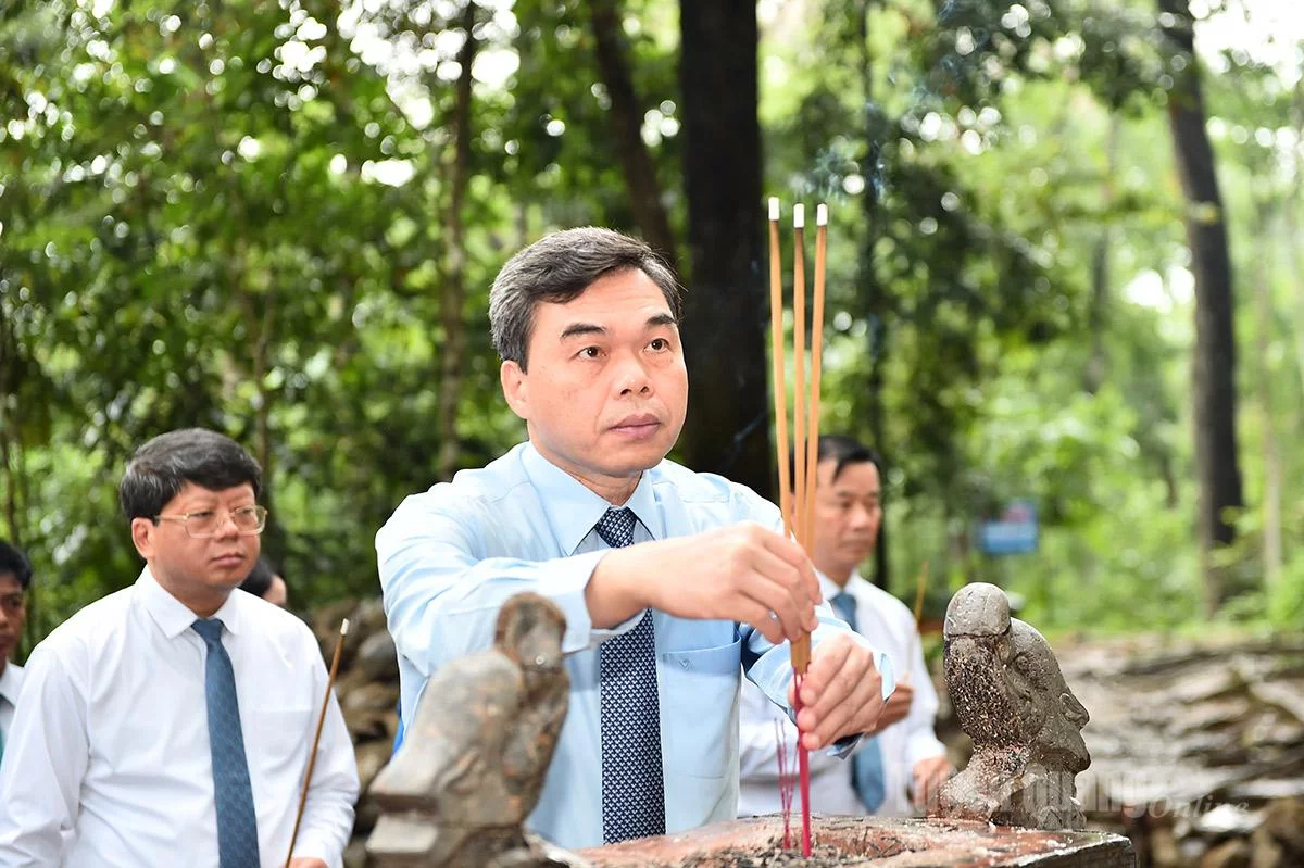 Đồng chí Ma Thế Hồng, Phó Bí thư Tỉnh ủy, Chủ tịch Ủy ban MTTQ Việt Nam tỉnh dâng hương tại lán Nà Nưa.