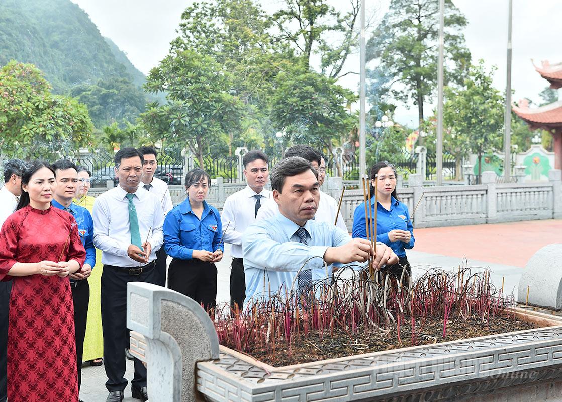 Una delegación del Comité del Frente Patriótico de Vietnam de la provincia ofreció incienso en el Sitio Nacional de Reliquias Especiales de Tan Trao.