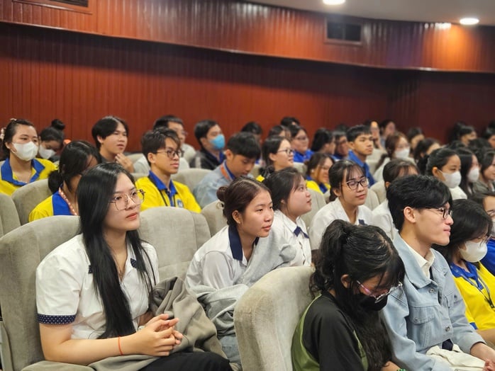 Đưa AI vào giáo dục, sinh viên và nhà trường cần phải "nâng cấp"- Ảnh 1.
