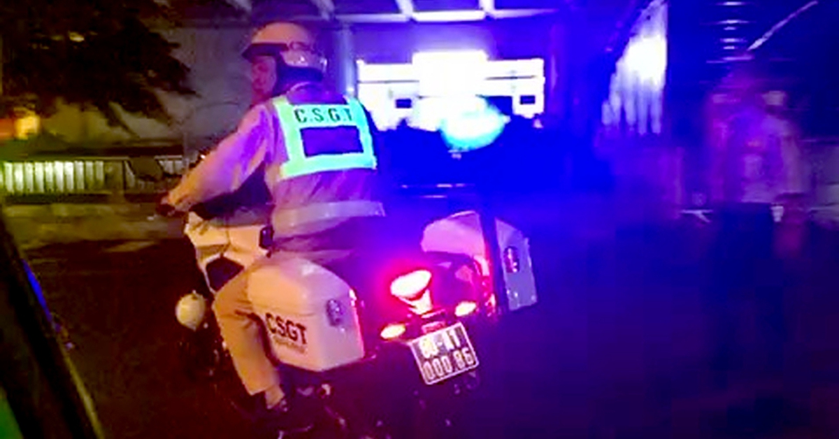 Cảnh sát giao thông dẫn đường taxi chở bé trai co giật đến bệnh viện cấp cứu kịp thời