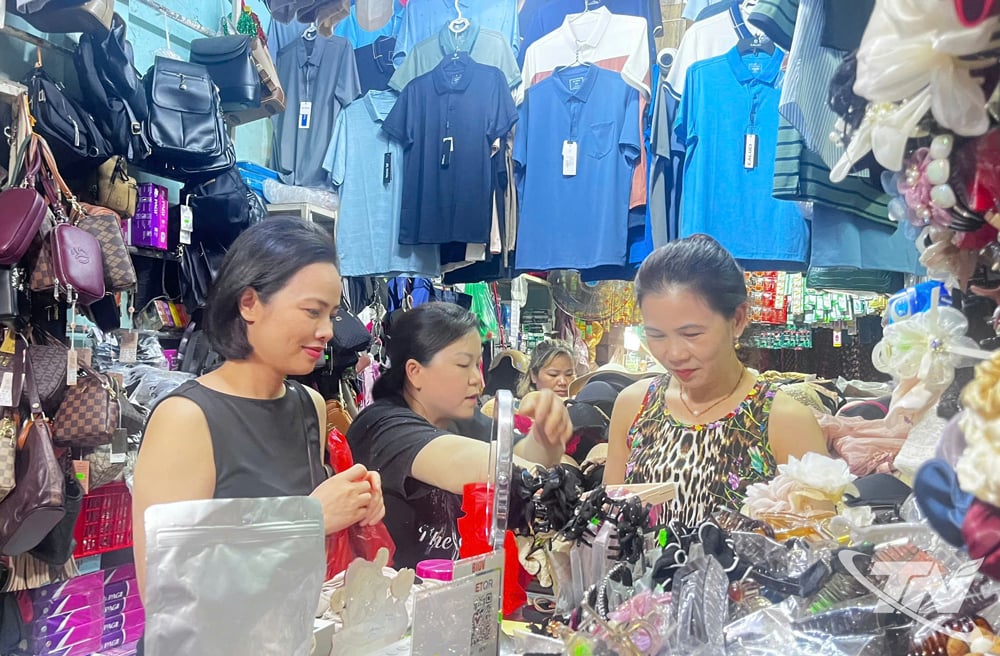 Setelah periode tidak aktif, banyak kios di Pasar Duc Xuan di Kelurahan Duc Xuan telah kembali beroperasi.