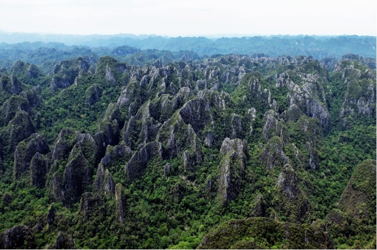 Cảnh quan Karst, phía đông nam làng Vangmaneur thuộc Vườn Quốc gia Hin Nam Nô, CHDCND Lào