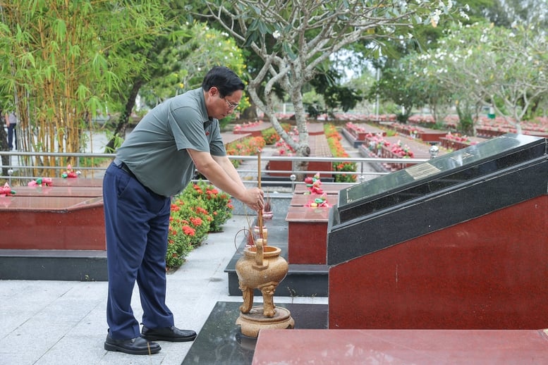 Thủ tướng dâng hương tưởng nhớ Chủ tịch Hồ Chí Minh và các anh hùng, liệt sĩ- Ảnh 3.