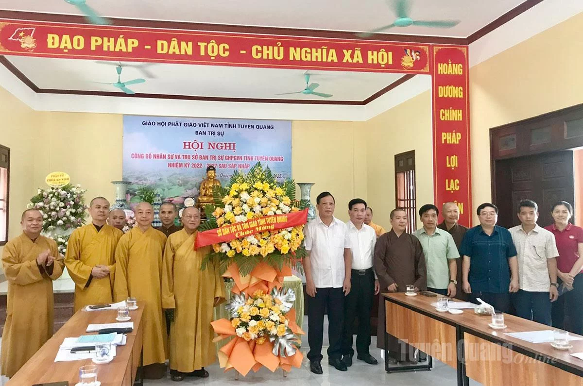 Leaders of the Vietnam Fatherland Front Committee of Tuyen Quang province presented flowers to congratulate the Executive Committee of the Vietnam Buddhist Sangha of Tuyen Quang province.