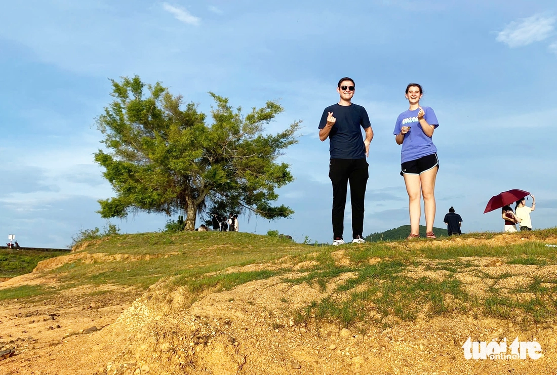 Mê mẩn hồ Phú Ninh mùa nước cạn, du khách đổ về check-in cây cô đơn - Ảnh 3.