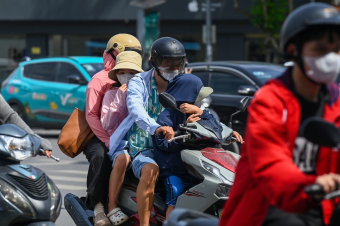 Hanoians participate in traffic in hot weather. Photo: Giang Huy