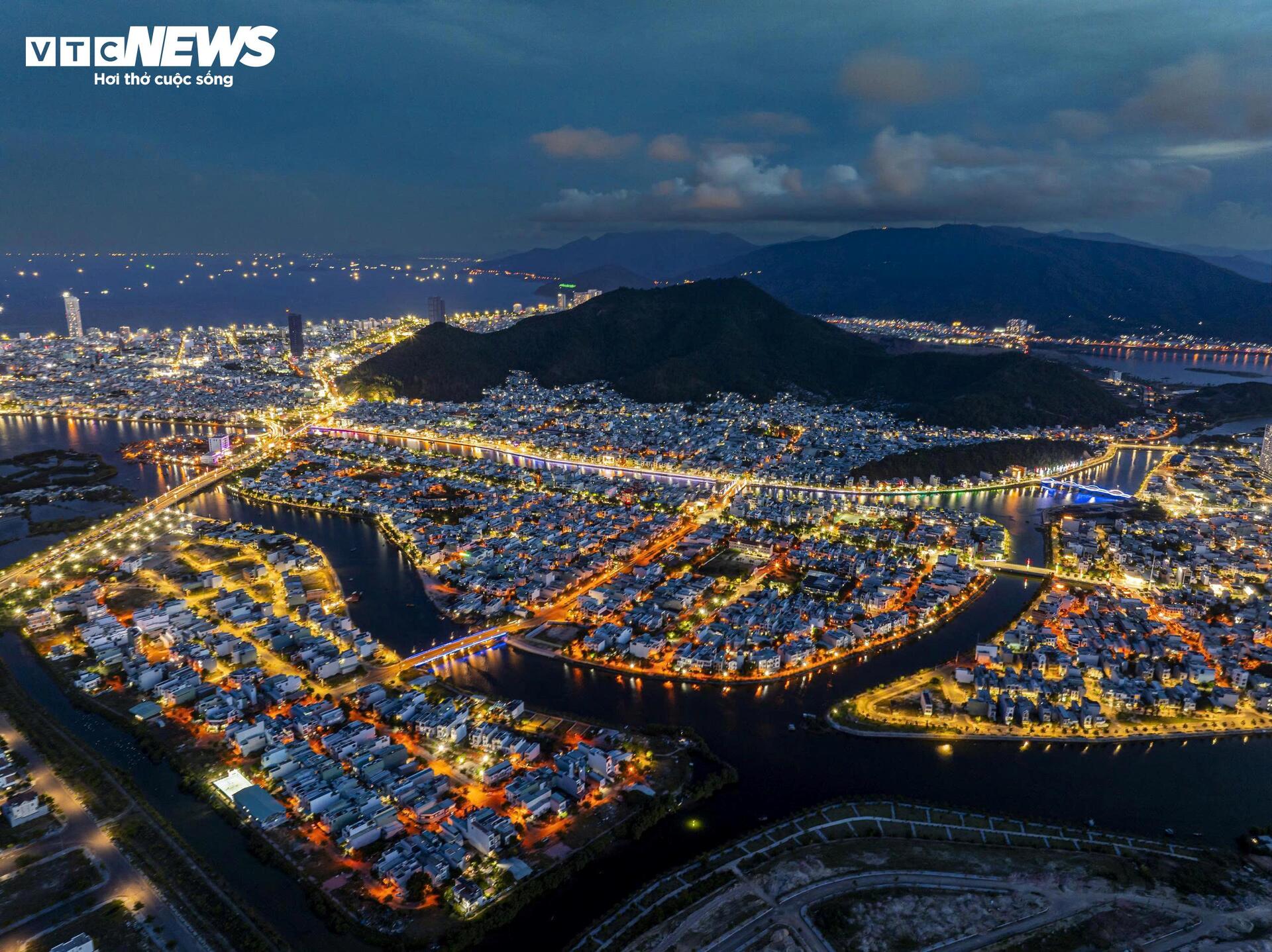 Admirez la ville côtière scintillante de Gia Lai à Quy Nhon la nuit