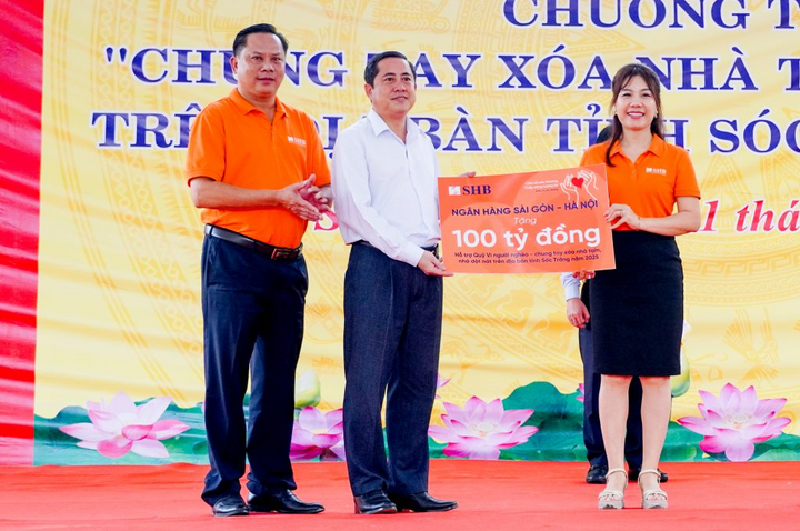 SHB ឧបត្ថម្ភ​ខេត្ត Soc Trang ចំនួន 100 ពាន់​លាន​ដុង ដើម្បី​លុបបំបាត់​ផ្ទះ​បណ្ដោះអាសន្ន និង​ដែល​ទ្រុឌទ្រោម