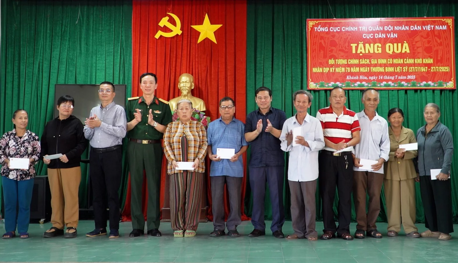 Đại tá Vũ Thành Minh - Phó Cục trưởng Cục Dân vận trao quà cho các gia đình chính sách.